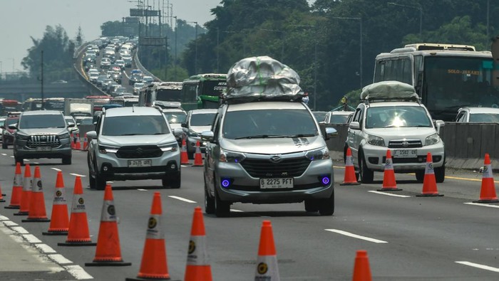 Kendaraan menggunakan jalur rekayasa lalu lintas lawan arah atau contraflow saat melintasi Jalan Tol Jakarta-Cikampek KM 48 di Karawang, Jawa Barat, Kamis (19/3/2026). Pada H-2 Lebaran lalu lintas Tol Jakarta-Cikampek masih dipadati kendaraan pemudik menuju Gerbang Tol Cikampek Utama. ANTARA FOTO/Fakhri Hermansyah/rwa.