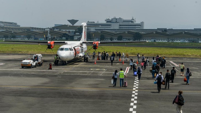 Calon penumpang berjalan menuju pesawat di Bandara Husein Sastranegara, Bandung, Jawa Barat, Rabu (18/3/2026). Data dari PT Angkasa Pura II mencatat, pada H-3 Idul Fitri 1447 H, sebanyak 148 penumpang dari tiga penerbangan di Bandara Huseinsastranegara meninggalkan Kota Bandung. ANTARA FOTO/Raisan Al Farisi/foc.