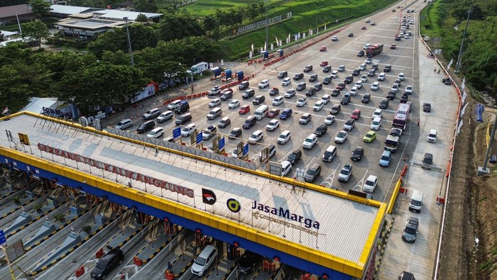 Foto udara sejumlah kendaraan pemudik antre melintas di Gerbang Tol (GT) Kalikangkung, Semarang, Jawa Tengah, Kamis (19/3/2026). Pos Pengamanan (Pospam) GT Kalikangkung mencatat, jumlah kendaraan arus mudik di Tol Trans Jawa ruas Semarang-Batang dari arah Jakarta yang memasuki GT Kalikangkung menuju sejumlah wilayah di Jawa Tengah dan Jawa Timur pada H-2 Lebaran hingga pukul 17.00 WIB yakni mencapai sekitar 106.420 unit kendaraan, sehingga pihak Polda Jateng menerapkan skema satu arah lokal secara situasional dari Semarang KM 414 hingga Tol Salatiga KM 460 sebagai upaya mengurai kepadatan pemudik tol. ANTARA FOTO/Makna Zaezar/wsj.