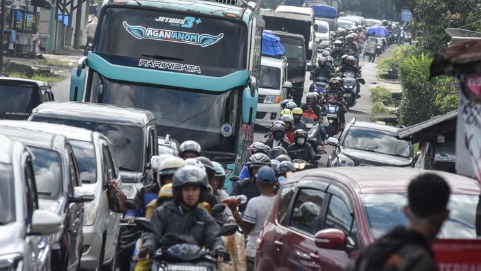 Kendaraan pemudik antre melintas saat puncak arus mudik H-2 Lebaran di Jalan Gentong Bawah, Kabupaten Tasikmalaya, Jawa Barat, Kamis (19/3/2026). Polres Tasikmalaya Kota memberlakukan sistem satu arah atau one way selama 30 menit guna mengurai kepadatan kendaraan dari arah Bandung menuju Tasikmalaya dan Jawa Tengah. ANTARA FOTO/Adeng Bustomi/wsj.