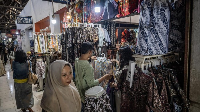 Pengunjung memilih baju batik di Pasar grosir Batik Setono, Pekalongan, Jawa Tengah, Jumat (20/3/2026). Pedagang pasar setempat mencatat terdapat kenaikan omzet penjualan hingga 50 persen lebih dalam tujuh hari terakhir dari Rp2 juta per hari menjadi Rp5-6 juta per harinya dimana peningkatan tersebut didorong banyaknya pemudik yang mampir berbelanja selama arus mudik. ANTARA FOTO/Bayu Pratama S/agr