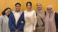 Denada juga berterima kasih dengan kerabat yang sudah membantunya bertemu dengan Ressa. Terimakasih bu @intan__erlita, ibu psikolog kesayangan yg baik, atas bantuan, bimbingan dan pendampingannya, ucap Denada. Foto: Instagram @denadaindonesia