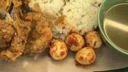 Video: Viral Ayam Goreng Penjual Galak di Singapura