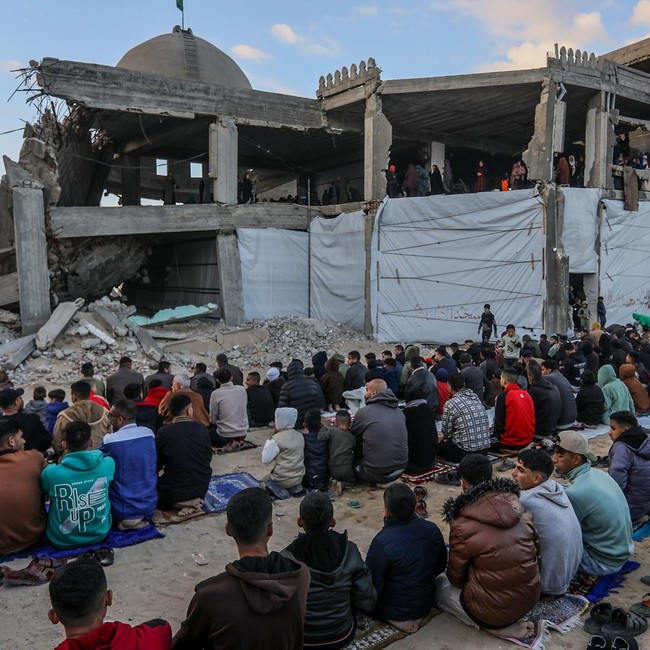 Di Tengah Reruntuhan, Warga Gaza Tetap Salat Idulfitri