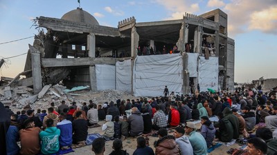 Di Tengah Reruntuhan, Warga Gaza Tetap Salat Idulfitri