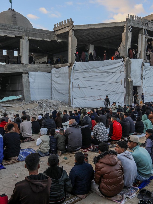 Di Tengah Reruntuhan, Warga Gaza Tetap Salat Idulfitri