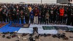 Di Tengah Reruntuhan, Warga Gaza Tetap Salat Idulfitri