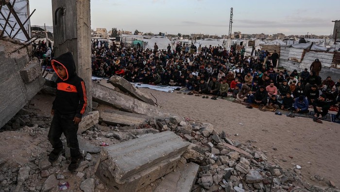 20 March 2026, Palestinian Territories, Khan Yunis: Muslims perform Eid al-Fitr prayers amidst the ruins of the Albanian Mosque in central Khan Yunis. The mosque was destroyed by the Israeli army during the ongoing war on the Gaza Strip. Photo: Abed Rahim Khatib/dpa (Photo by Abed Rahim Khatib/picture alliance via Getty Images)