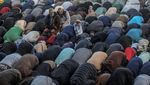 Di Tengah Reruntuhan, Warga Gaza Tetap Salat Idulfitri