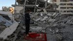 Di Tengah Reruntuhan, Warga Gaza Tetap Salat Idulfitri