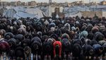 Di Tengah Reruntuhan, Warga Gaza Tetap Salat Idulfitri
