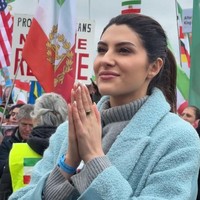 Elnaaz memang dikenal vokal dalam menyuarakan kebebasan dan hak-hak perempuan di Iran. Ia kerap mengkritik berbagai aturan yang dianggap mengekang, mulai dari kewajiban berpakaian hingga diskriminasi dalam dunia kerja. Ia juga secara konsisten mendukung gelombang protes yang menuntut perubahan dan kebebasan yang lebih luas. Foto: Dok. Instagram Elnaaz Norouzi