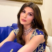 Elnaaz juga mengungkap bahwa dirinya lahir dan tumbuh dalam sistem pemerintahan yang otoriter. Bahkan sejak usia 4 atau 5 tahun, keluarganya sudah mulai membicarakan rencana untuk meninggalkan Iran.  Foto: Dok. Instagram Elnaaz Norouzi