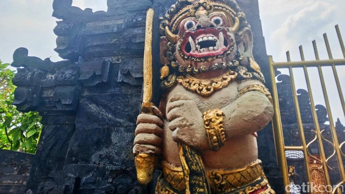 Foto: patung Ogoh Ogoh di pura agung raksa buana Medan (Olivia Andrea/detikSumut)