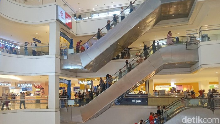 Foto: Suasana di Plaza Medan Fair yang ramai diserbu warga karena banyak diskon lebaran (Olivia Andrea/detikSumut)