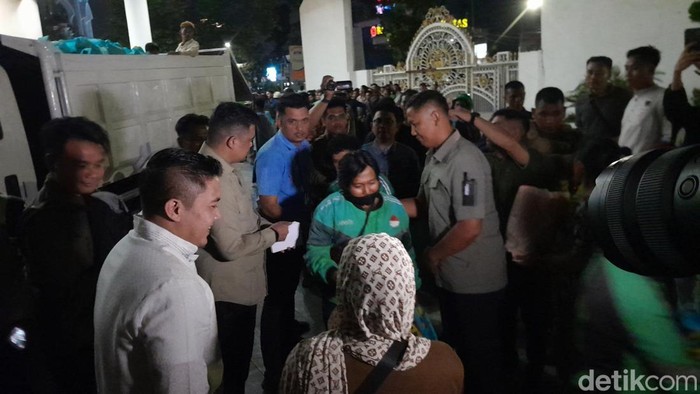 Foto: Suasana pembagian paket bantuan di kantor Gubsu. (Rechtin Hani Ritonga/detikSumut)