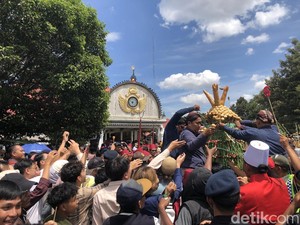 Potret Meriahnya Garebek Syawal di Masjid Gedhe Kauman