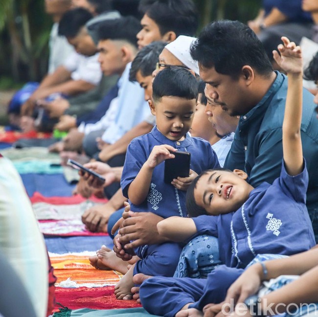 Gemes! Aksi Anak-anak Saat Salat Id Bikin Suasana Lebaran Makin Hangat