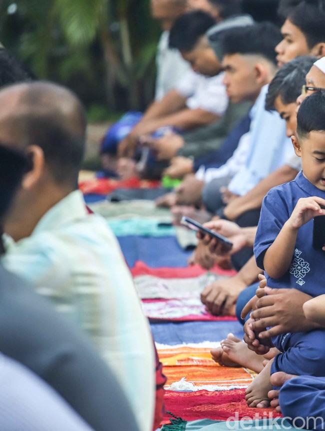 Gemes! Aksi Anak-anak Saat Salat Id Bikin Suasana Lebaran Makin Hangat