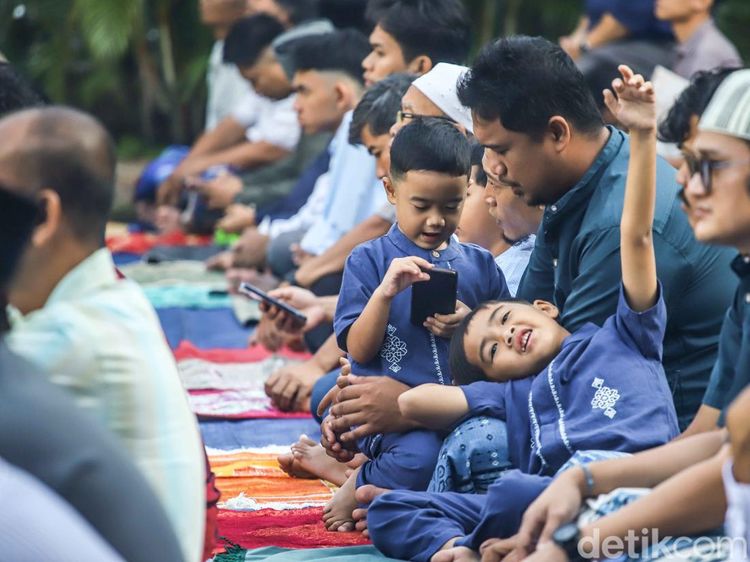 Gemes! Aksi Anak-anak Saat Salat Id Bikin Suasana Lebaran Makin Hangat