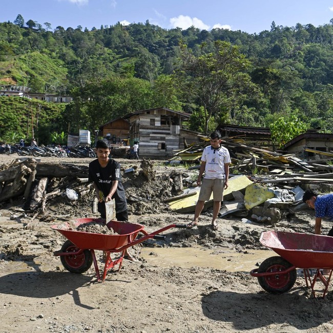 Gotong Royong Warga Bersihkan Sisa Banjir untuk Salat Id
