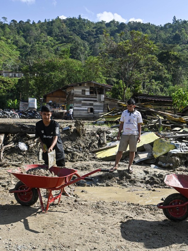 Gotong Royong Warga Bersihkan Sisa Banjir untuk Salat Id