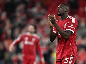 Madrid Cari Bek Baru, Konate Jadi Incaran