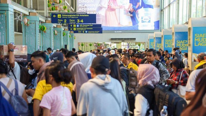 Ilustrasi - Penumpang kereta api jarak jauh di Stasiun Pasar Senen, Jakarta Pusat