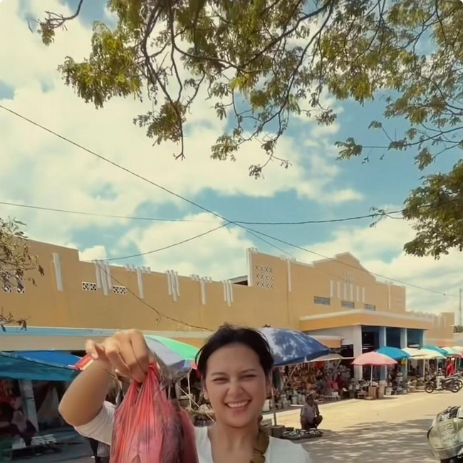 Indah Permatasari Mudik ke Baubau, Buka Puasa di Pantai hingga Belanja di Pasar
