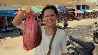 Indah Permatasari Mudik ke Baubau, Buka Puasa di Pantai hingga Belanja di Pasar