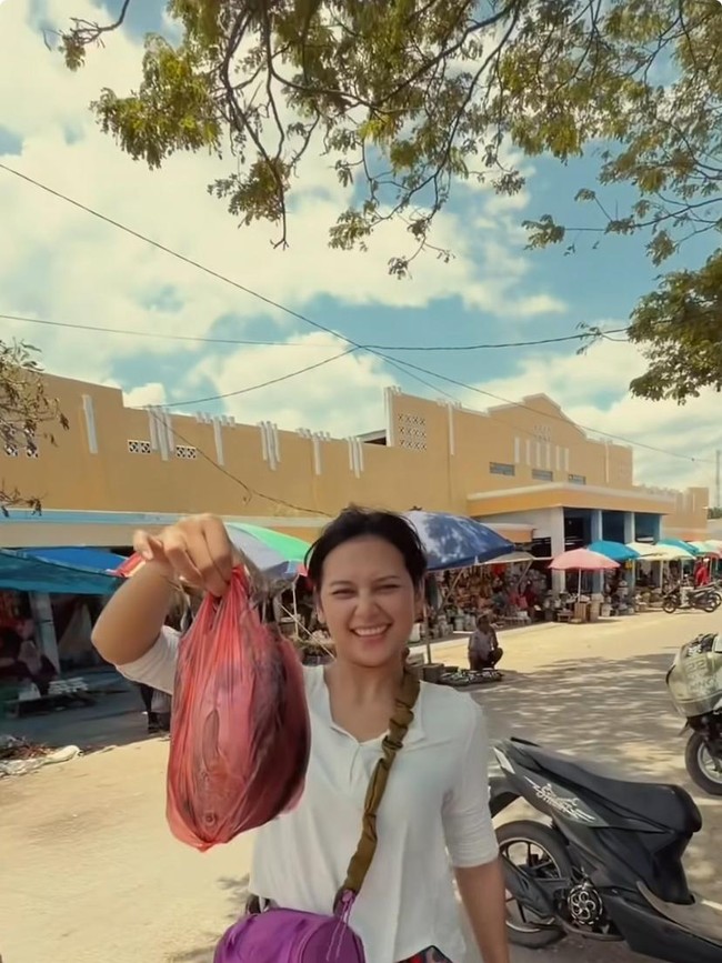 Indah Permatasari Mudik ke Baubau, Buka Puasa di Pantai hingga Belanja di Pasar