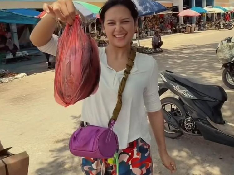 Indah Permatasari Mudik ke Baubau, Buka Puasa di Pantai hingga Belanja di Pasar