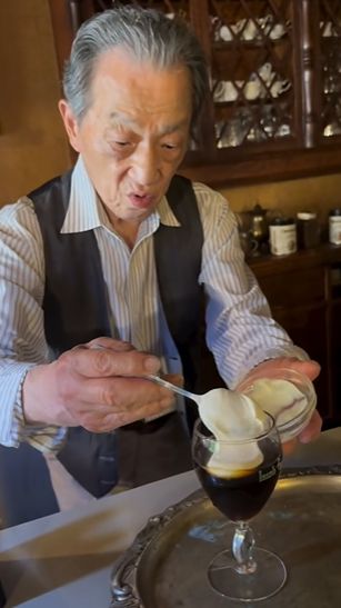Irish Coffee legendaris di Jepang Cuma Ada 1 Menu! Irish Coffee Racikan Barista 81 Tahun Ini Viral