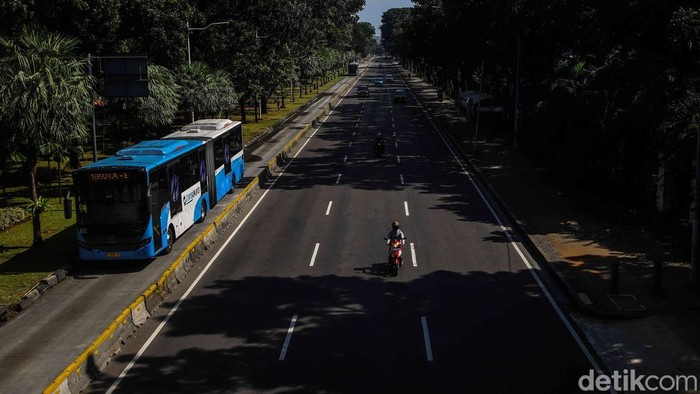 Suasana lengang menyelimuti sejumlah ruas jalan utama di Jakarta pada Jumat (20/3/2026). Ibu kota yang biasanya padat oleh aktivitas kendaraan dan hiruk pikuk pekerja, kini tampak lebih lapang dan tenang, terutama di kawasan pusat bisnis dan jalan protokol.
