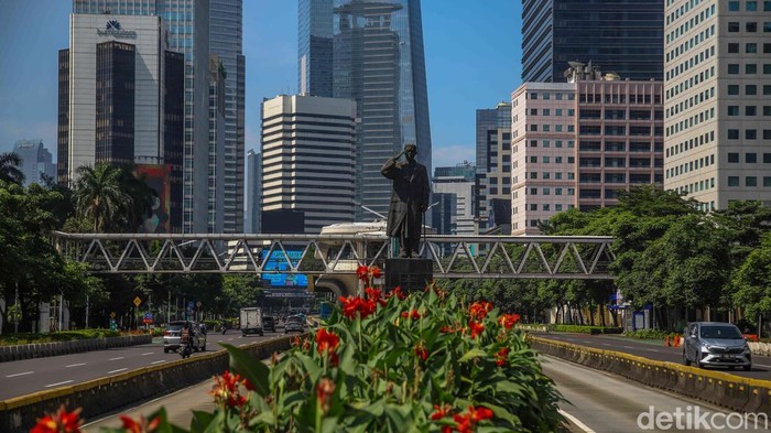 Suasana lengang menyelimuti sejumlah ruas jalan utama di Jakarta pada Jumat (20/3/2026). Ibu kota yang biasanya padat oleh aktivitas kendaraan dan hiruk pikuk pekerja, kini tampak lebih lapang dan tenang, terutama di kawasan pusat bisnis dan jalan pr
