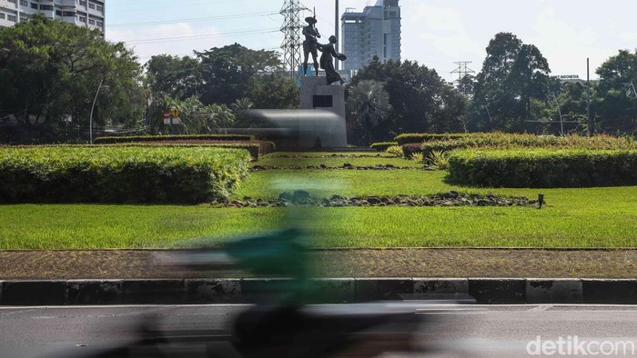 Suasana lengang menyelimuti sejumlah ruas jalan utama di Jakarta pada Jumat (20/3/2026). Ibu kota yang biasanya padat oleh aktivitas kendaraan dan hiruk pikuk pekerja, kini tampak lebih lapang dan tenang, terutama di kawasan pusat bisnis dan jalan protokol.