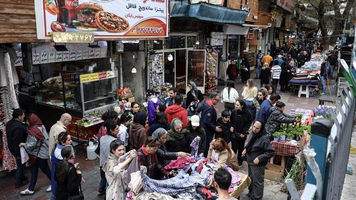 Warga Iran berbelanja di Pasar Tajrish di Teheran utara pada 19 Maret 2026, menjelang Nowruz (Noruz), Tahun Baru Persia. Amerika Serikat dan Israel memulai perang pada 28 Februari 2026 dengan menyerang Iran dan membunuh pemimpin tertingginya. Iran me