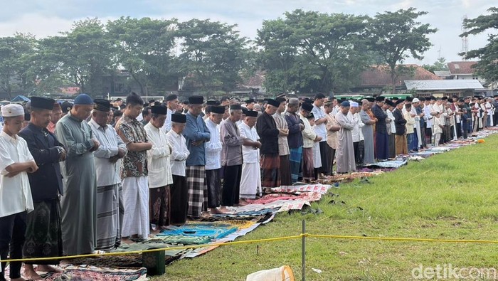 Jemaah Muhammadiyah Banyuwangi melaksanakan salat Idul Fitri di Lapangan Maron Gengeng.