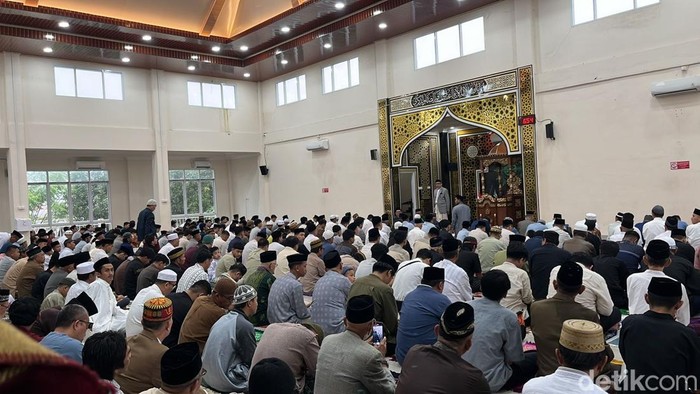 Jemaah Muhammadiyah di Kota Makassar, Sulawesi Selatan (Sulsel), bersiap melakukan Salat Idul Fitri 1447 Hijriah. Sahrul Alim/detiksulsel