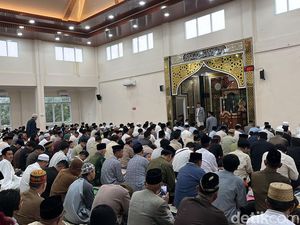 Salat Id Muhammadiyah di Jalan Perintis Makassar, Jemaah Berdatangan di Tengah Hujan
