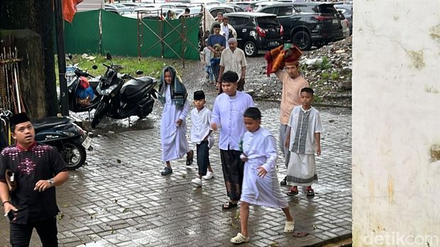 Jemaah Muhammadiyah di Kota Makassar, Sulawesi Selatan (Sulsel), bersiap melakukan Salat Idul Fitri 1447 Hijriah. Sahrul Alim/detiksulsel