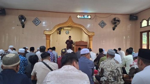 Jemaah Muhammadiyah melaksanakan salat Id di Masjid Al Ikhlas Polres Manggarai Barat di Labuan Bajo, Jumat (20/3/2026). (Foto: Dok.Muhammad Arun)