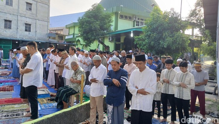 Jemaah Muhammadiyah salat Idul Fitri di Masjid Taqwa Tanjung Rejo, Medan. (Juita Sinuhaji/detikSumut)