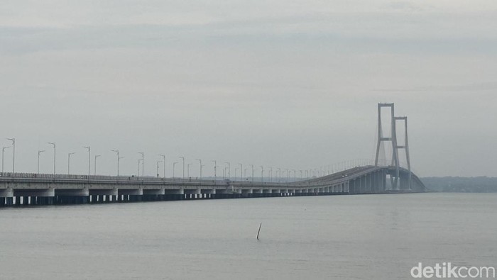 Jembatan Suramadu dari Surabaya ke Madura.