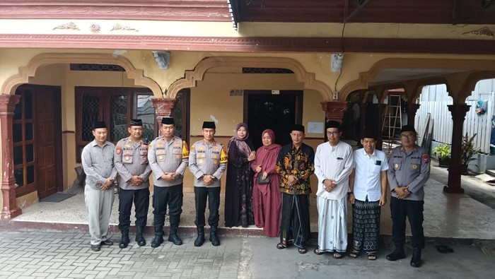 Kapolres Blitar Kota mengunjungi Pengasuh Ponpes Al Kamal.