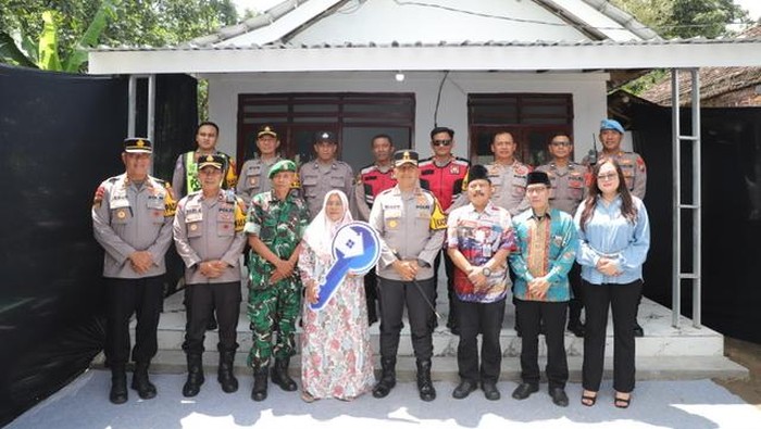 Kapolres Kediri serahkan bantuan bedah rumah untuk lansia.