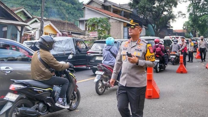 Kapolresta Bandung Kombes Aldi Subartono saat melakukan pengaturan lalu lintas di Jalan Raya Nagreg, Kabupaten Bandung.