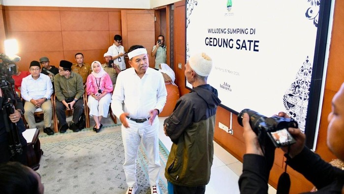 KDM Berikan Bantuan untuk Korban Longsor Desa Cibogo Lembang