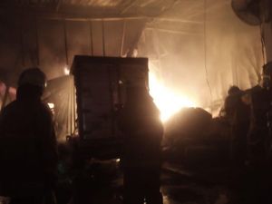 Pabrik Plastik di Cengkareng Terbakar, Diduga Dilempari Petasan Sekelompok Remaja