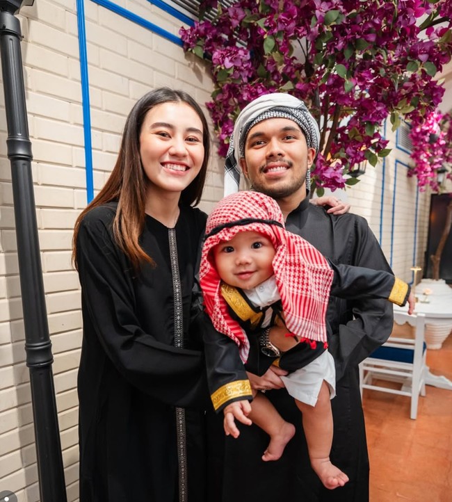Penampilan keluarga kecil Aaliyah Massaid kembali curi atensi. Kali ini Aaliyah bersama suami, Thariq Halilintar, dan putra mereka, baby Arash, memilih tampil kompak kenakan busana bernuansa Timur Tengah modern dengan dominasi warna hitam saat menghadiri acara bukber. Foto: Instagram/@thariqhalilintar